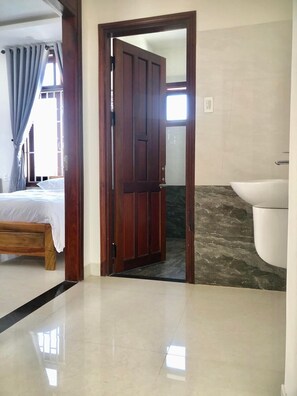 标准三人房, 花园 | 高档床上用品、办公桌、笔记本电脑工作区、遮光窗帘