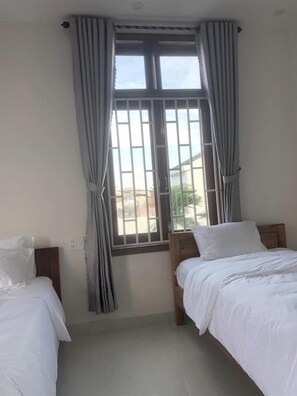 Premium bedding, desk, laptop workspace, blackout drapes - Phương's house (Da Nang)