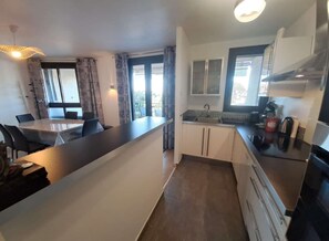 Køleskab, ovn, opvaskemaskine, brødrister