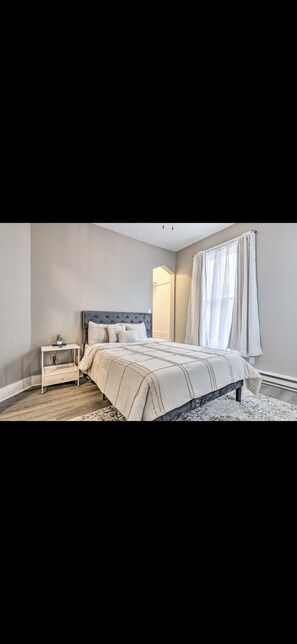 1 chambre, fer et planche à repasser, draps fournis