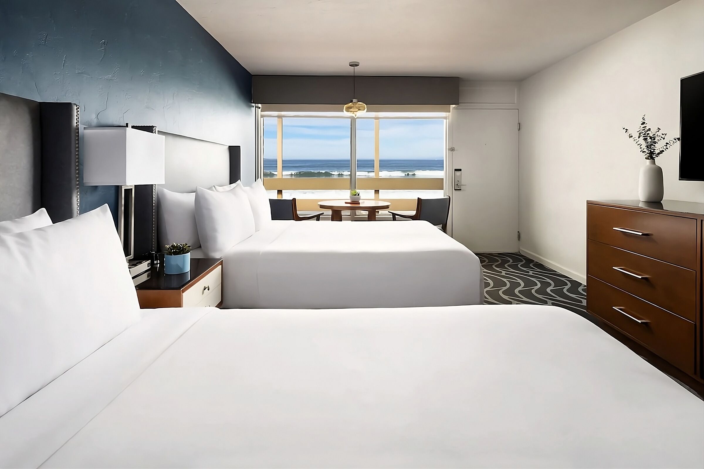 Everything You Need For The Perfect Vacation! 4 Ocean View Units, Onsite Dining