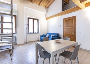 Dining - Beatrice apartment, modern apartment in the middle of the nightlife of Marina di Campo, a few steps (Campo nell'Elba)