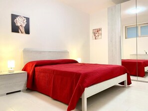 3 slaapkamers, een strijkplank/strijkijzer, gratis wifi, beddengoed