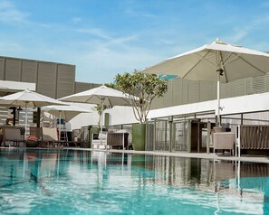 室外游泳池，日光浴躺椅