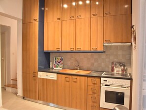 Stovetop, dishwasher, coffee/tea maker, toaster