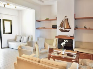 Een televisie, een open haard en een stereo