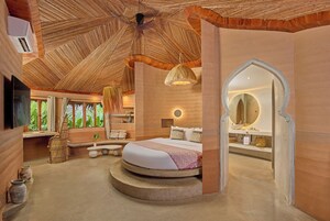 King Suite Room | In-room safe, blackout drapes, free WiFi, bed sheets