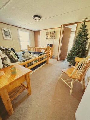 3 dormitoris, escriptori i planxa i posts de planxar 