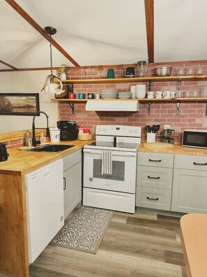 Frigorífic, microones, forn i placa de cuina 