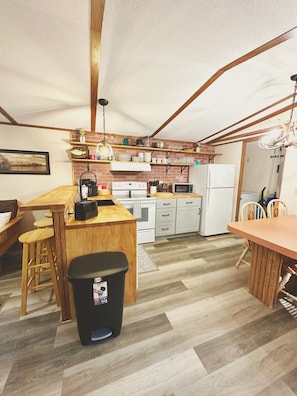 冷蔵庫、電子レンジ、オーブン、コンロ