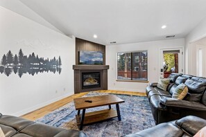 Smart TV, fireplace, books - Under the Pines | Quiet Backyard & Neighborhood (Flagstaff)