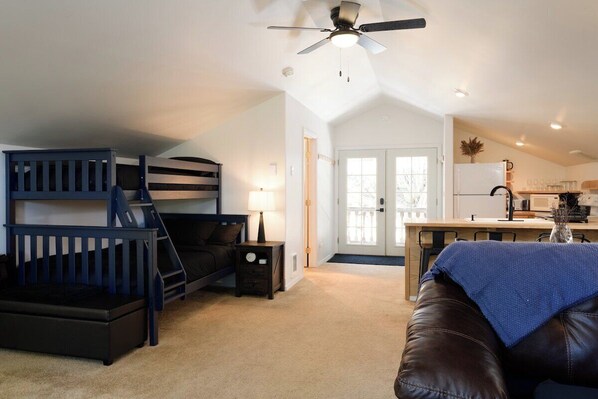 1 bedroom, desk, free WiFi, bed sheets