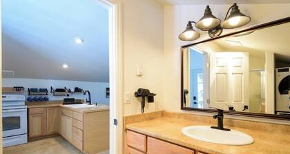 Sunny Pines · Cozy + Pet Friendly Cabin Retreat!