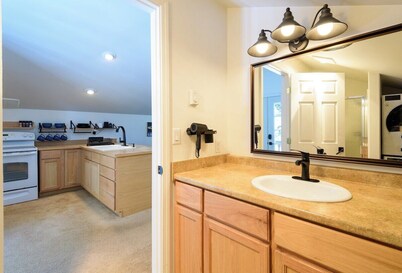 Sunny Pines · Cozy + Pet Friendly Cabin Retreat!