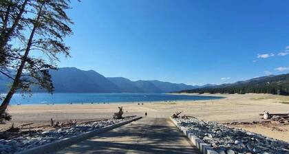 Sunny Pines · Cozy + Pet Friendly Cabin Retreat!