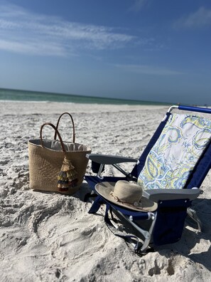 Playa en los alrededores, camastros y toallas de playa 