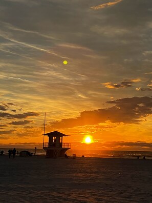 Beach nearby, sun-loungers, beach towels - 250 Steps to Residents-Only Section of Clearwater Beach (Clearwater)