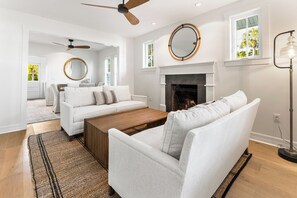 Smart-TV, Kamin, Bücher, Stereoanlage