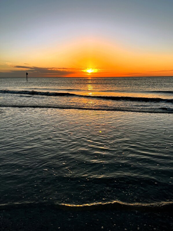 Playa en los alrededores, camastros y toallas de playa 
