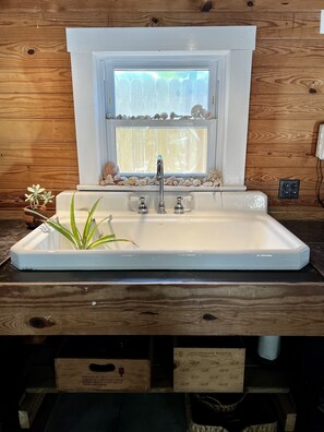 Secadora de cabello, toallas, jabón, shampoo 