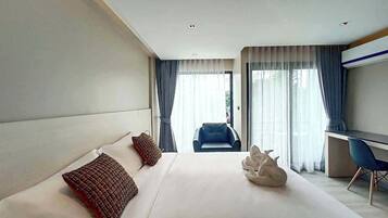 Una habitación de hotel moderna con una cama grande, un escritorio y una silla.