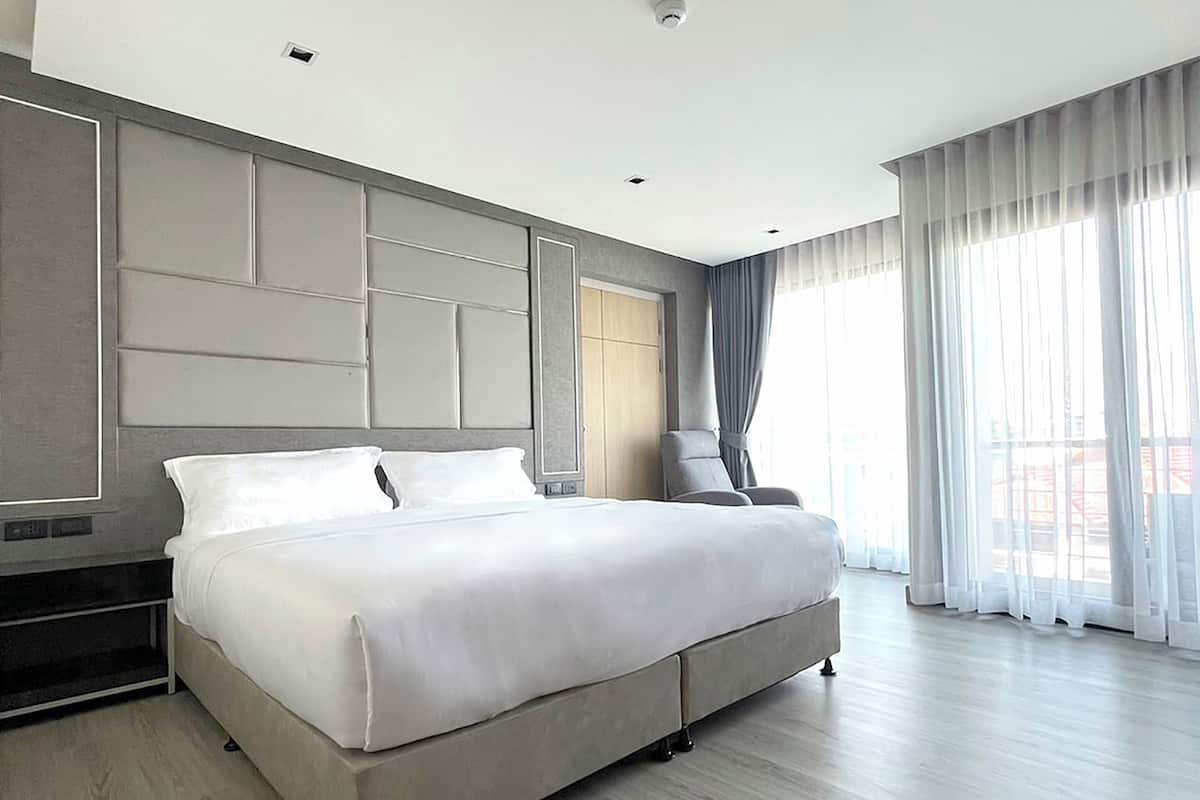 Connecting Room | 1 bedroom, desk, laptop workspace, blackout curtains