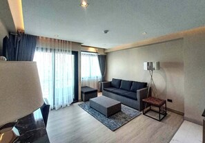 Suite Room | Vardagsrum | 55-tums smart-tv med digitalkanaler och tv