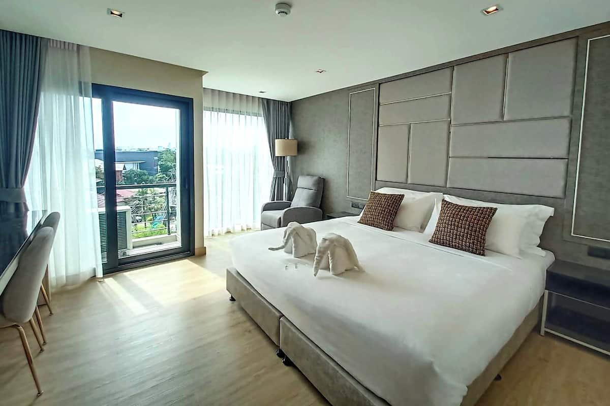 Deluxe King Room | 1 bedroom, desk, laptop workspace, blackout curtains