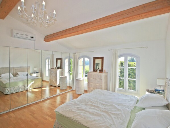 4 soverom, strykejern/-brett og internettilgang