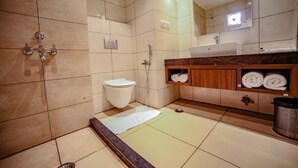 Une salle de bain moderne équipée d’une douche, de toilettes et d’un lavabo.