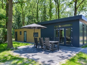 Outdoor dining - Beautiful chalet with enclosed garden (Zorgvlied)