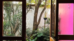 Une pièce donnant sur un jardin, avec des portes ouvertes.