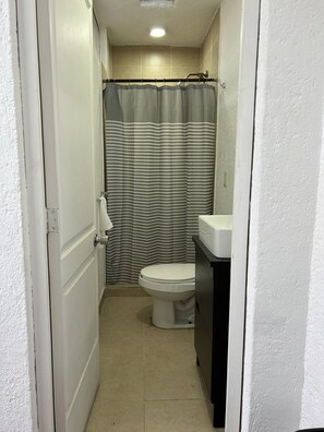 مجففات شعر، مناشف، صابون، شامبو