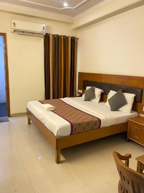 Basic Twin Room | Egyptian cotton sheets, premium bedding, in-room safe, free WiFi - Hotel Radient Casa (Noida)