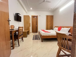 Studio | Egyptian cotton sheets, premium bedding, in-room safe, free WiFi - Hotel Radient Casa (Noida)