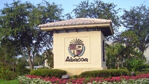 Un edificio con un cartel que dice "Abaco" y un logotipo con un libro y una antorcha.