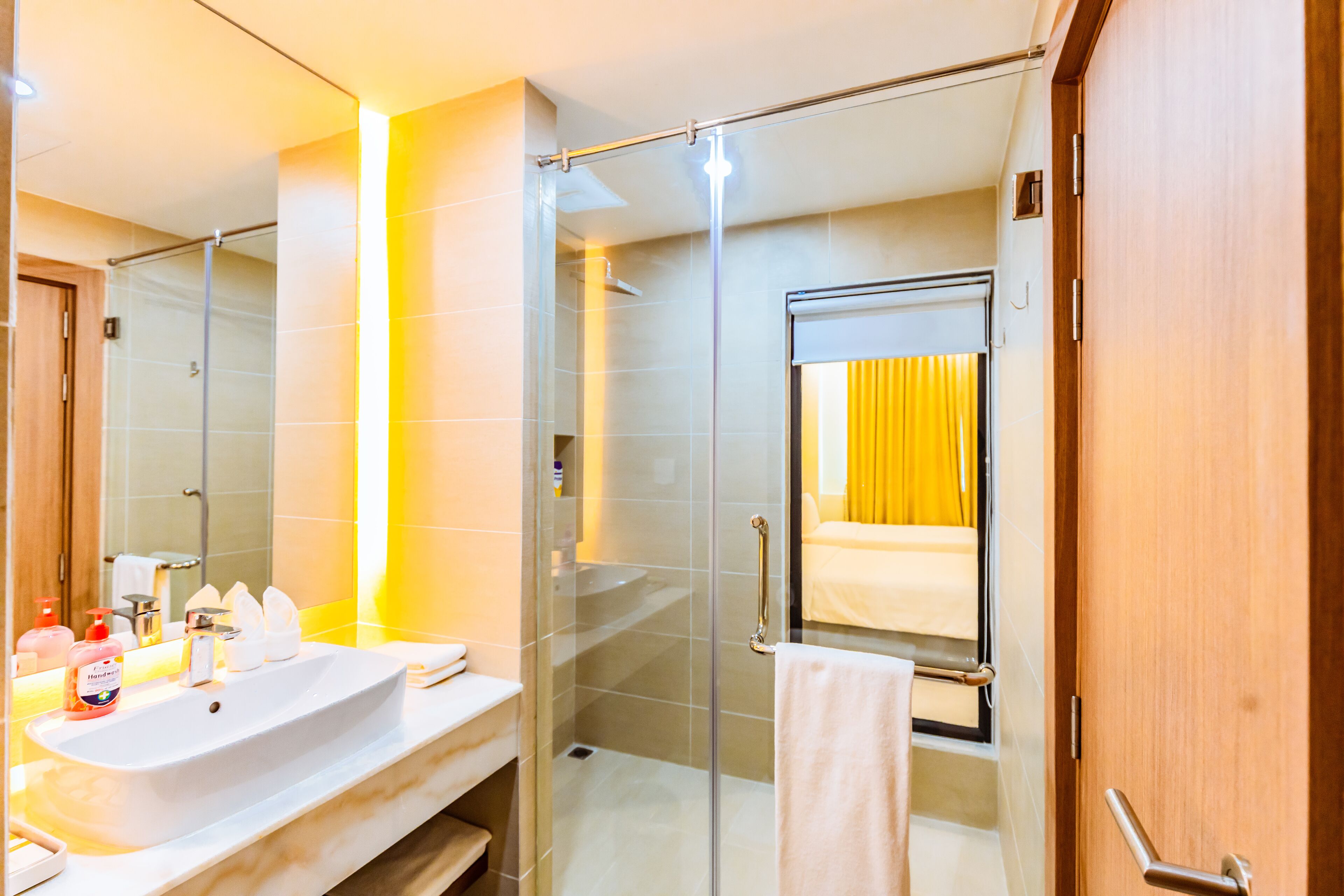 Superior Twin Room | Bathroom | Shower, rainfall showerhead, free toiletries, slippers
