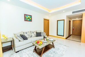 Deluxe-Doppelzimmer | Wohnbereich | 50-Zoll-Smart-TV mit Kabelempfang, Fernseher