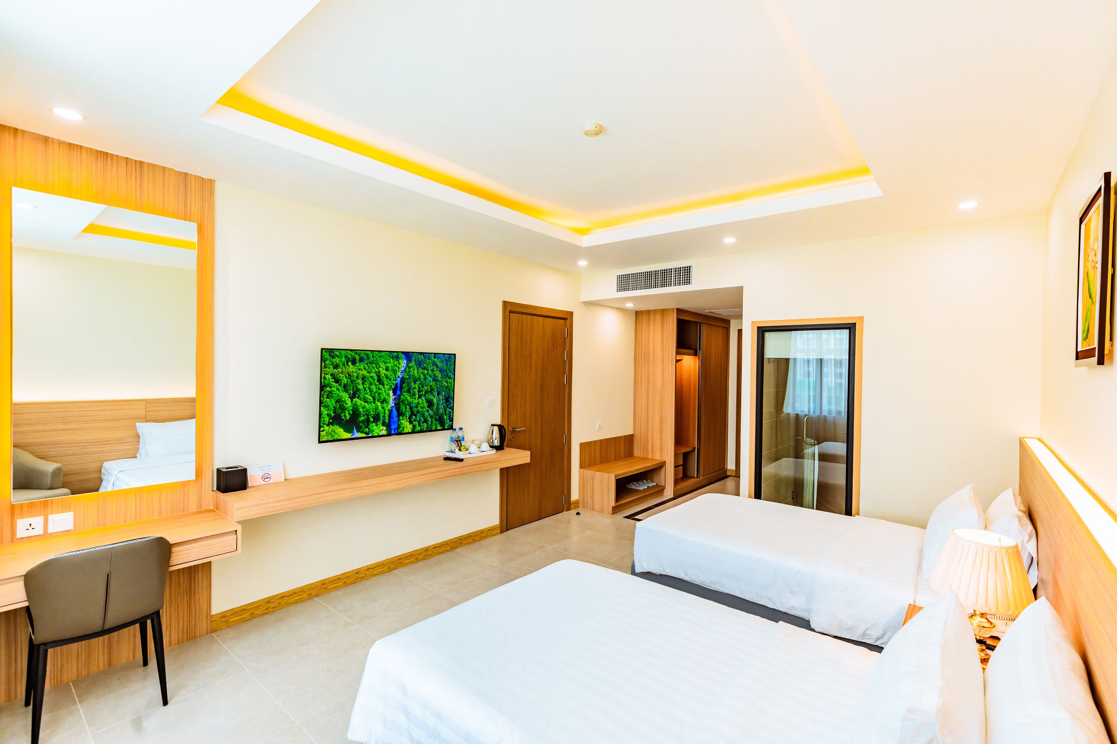 Premium bedding, down comforters, in-room safe, iron/ironing board