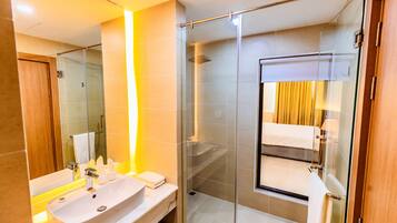 Kamar Double Standar | Kamar mandi | Shower, pancuran hujan, perlengkapan mandi gratis, dan sandal