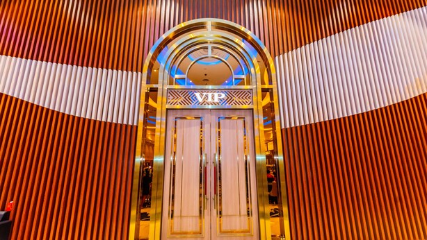 Un ingresso VIP dal design moderno, con un'ampia porta ad arco e una segnaletica sopra.