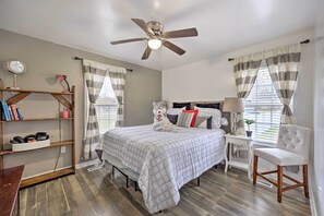 3 bedrooms, desk, iron/ironing board, free internet - Richmond Home with Pool, 5 Mi to Downtown! (Richmond)