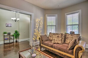 TV, books, stereo - Bright Augusta Vacation Rental, 2 Mi to Riverwalk! (Augusta)