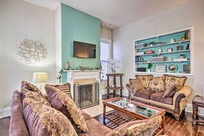 TV, books, stereo - Bright Augusta Vacation Rental, 2 Mi to Riverwalk! (Augusta)