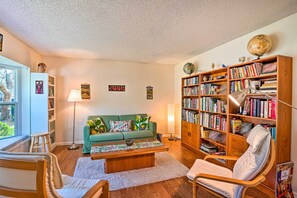 Téléviseur, foyer, livres
