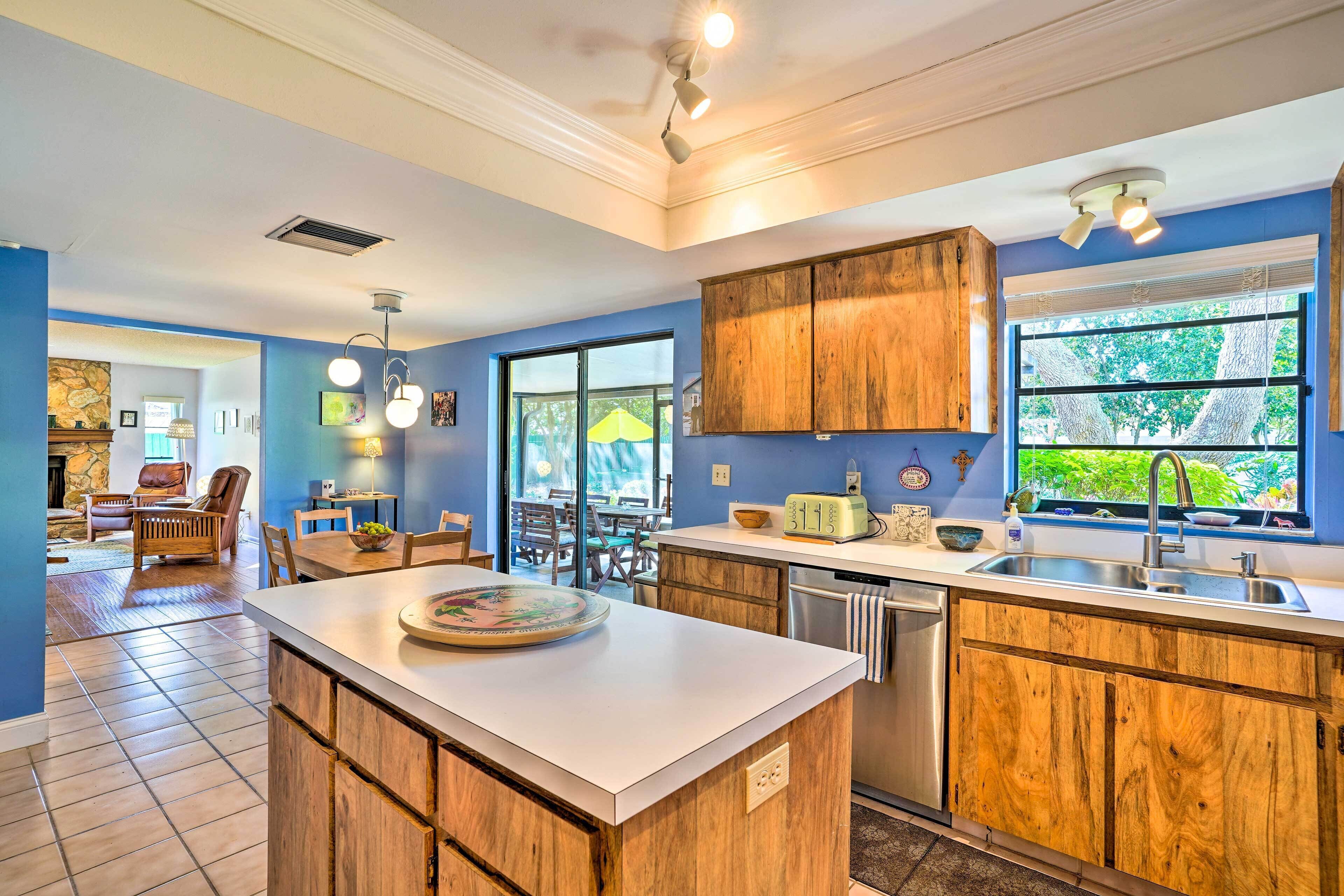 Fridge, microwave, stovetop, dishwasher