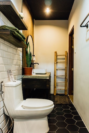 Four Bedroom Villa with Garden View | Bathroom | Shower, rainfall showerhead, free toiletries, hair dryer
