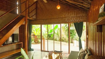 Rom, 2 soverom (Holiday Home) | Oppholdsområde | En 37-tommers LED-TV med Parabol-TV samt TV