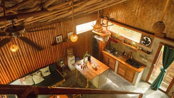 Rom, 2 soverom (Holiday Home) | Oppholdsområde | En 37-tommers LED-TV med Parabol-TV samt TV