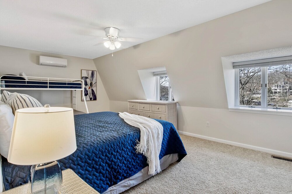 Pool Table, Hot Tub, Arcade Games, Fire Pit & Tiki Bar! Camden County